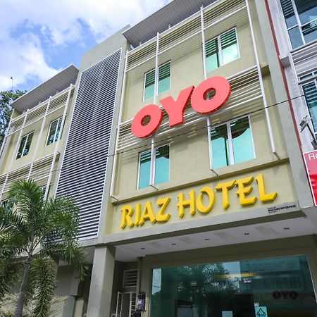Oyo 89839 Riaz Hotel ملقا المظهر الخارجي الصورة
