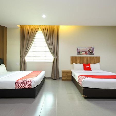 Oyo 89839 Riaz Hotel ملقا المظهر الخارجي الصورة