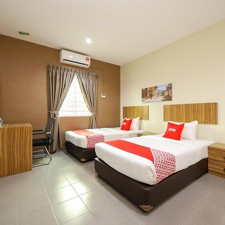Oyo 89839 Riaz Hotel ملقا المظهر الخارجي الصورة