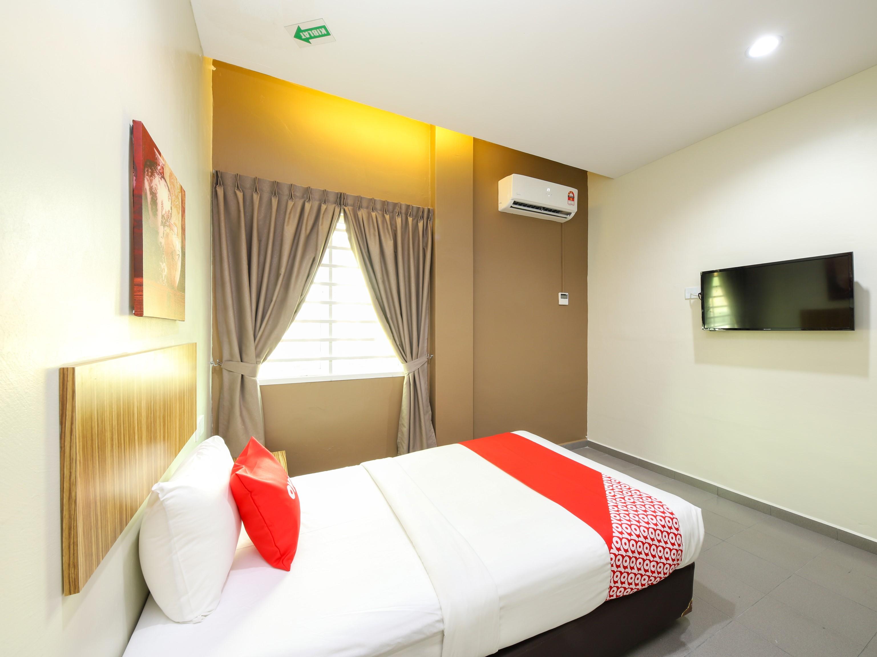 Oyo 89839 Riaz Hotel ملقا المظهر الخارجي الصورة