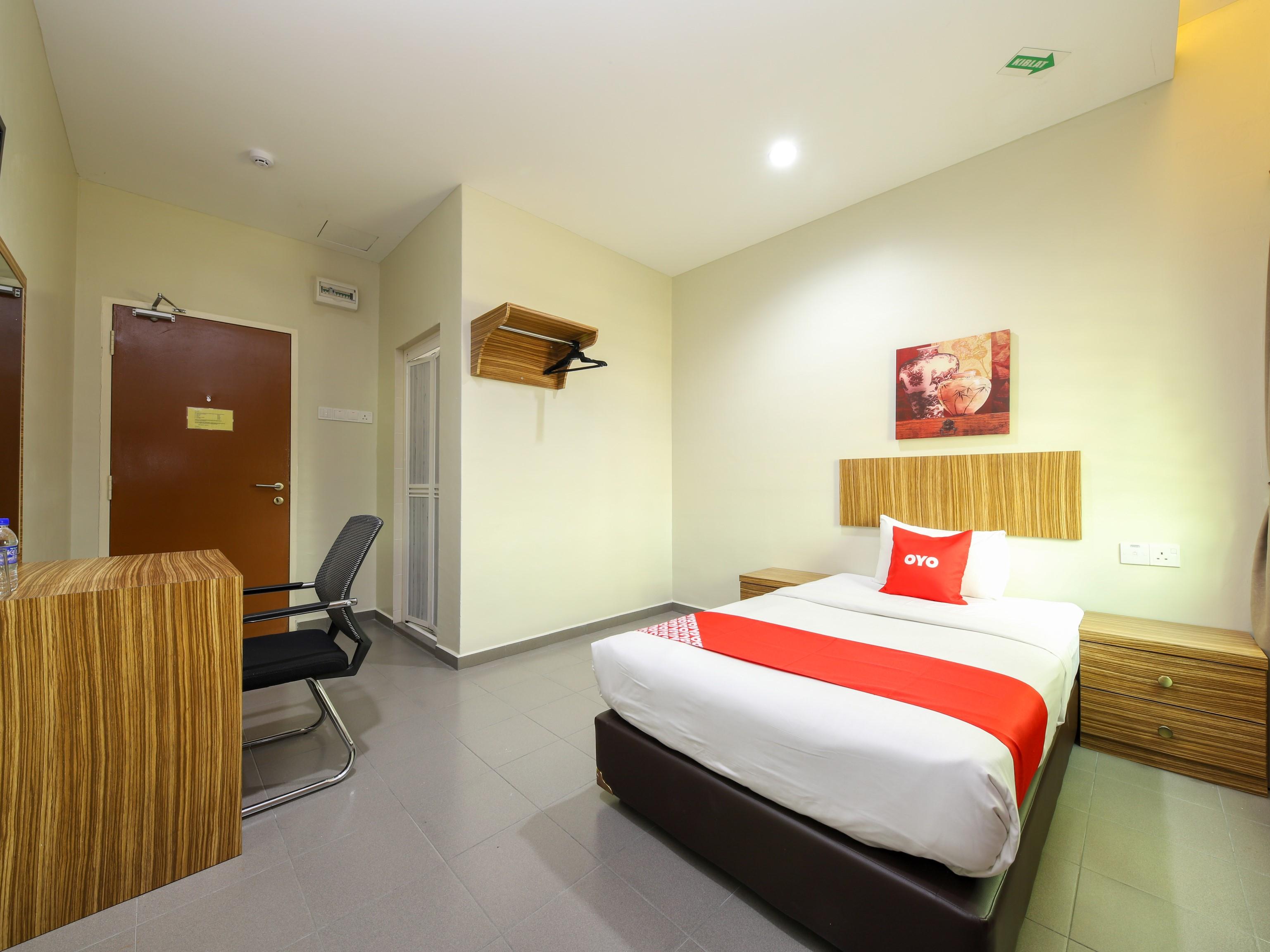 Oyo 89839 Riaz Hotel ملقا المظهر الخارجي الصورة