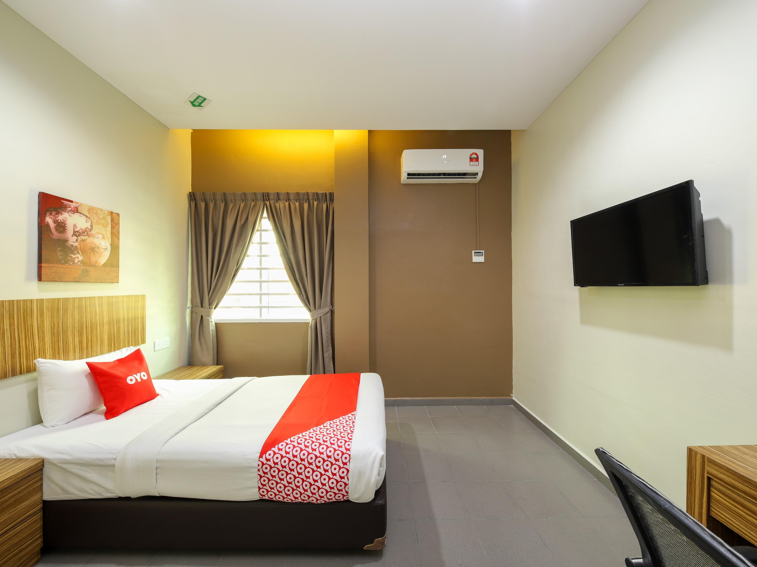 Oyo 89839 Riaz Hotel ملقا المظهر الخارجي الصورة