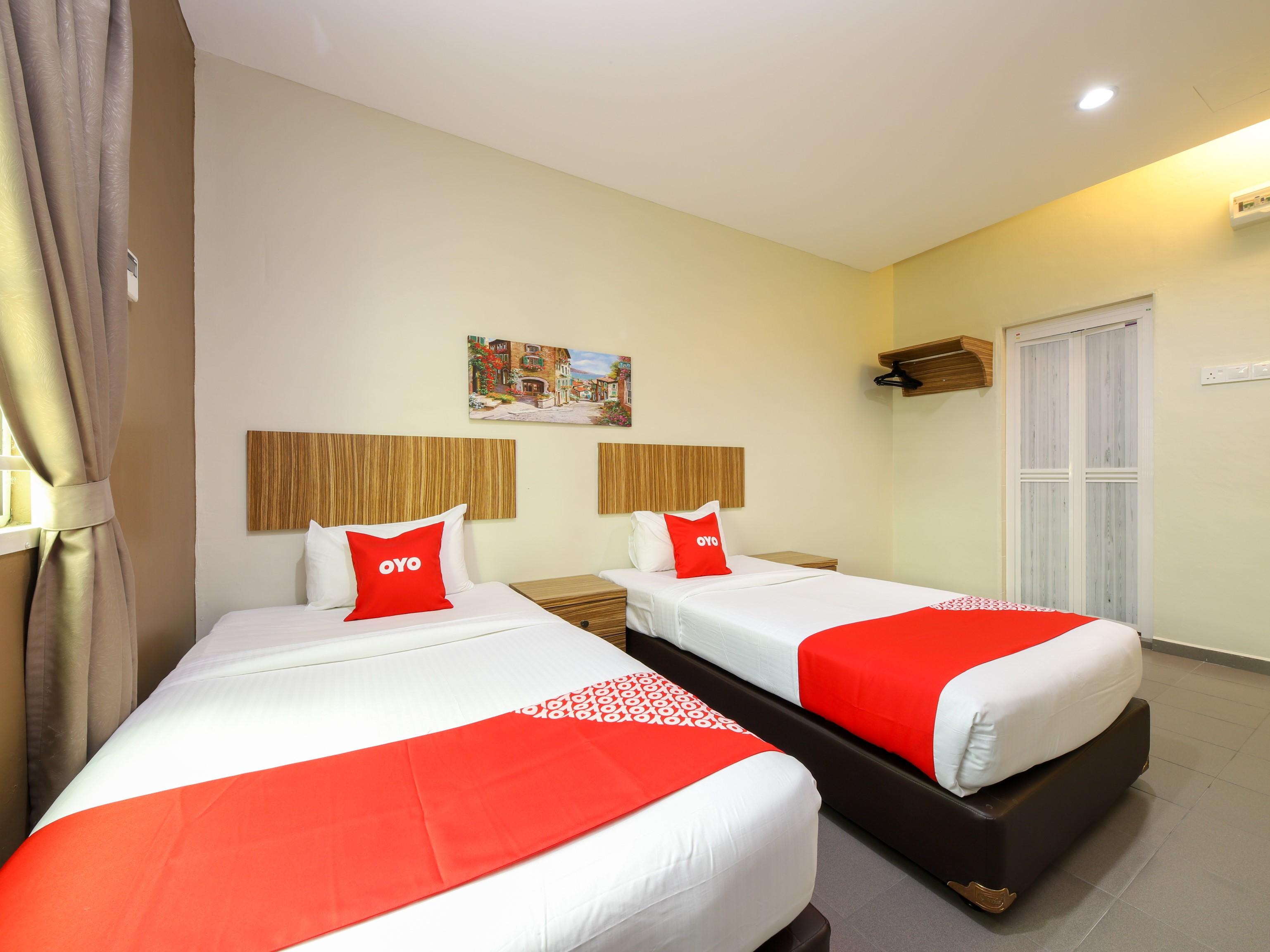 Oyo 89839 Riaz Hotel ملقا المظهر الخارجي الصورة
