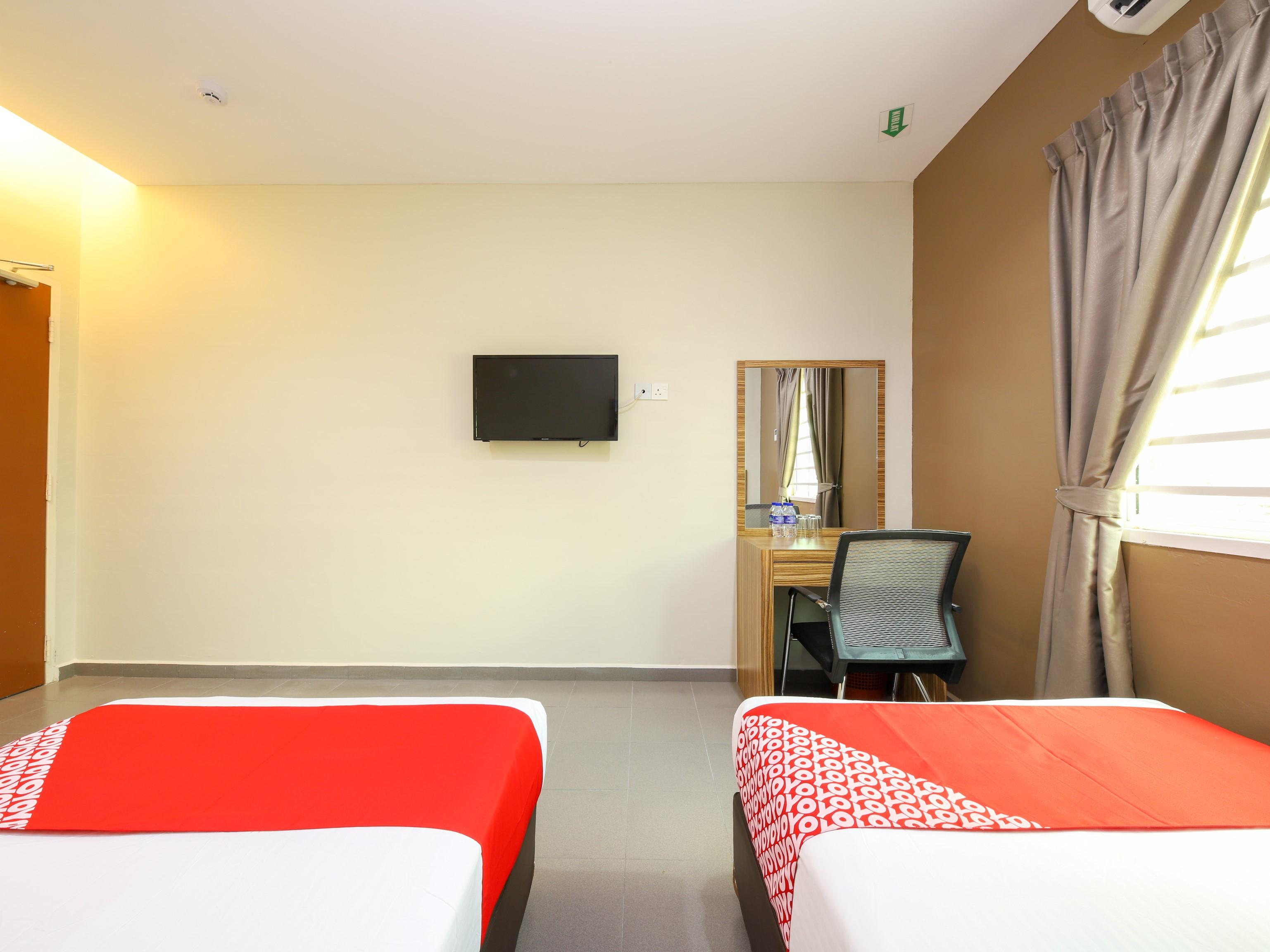 Oyo 89839 Riaz Hotel ملقا المظهر الخارجي الصورة