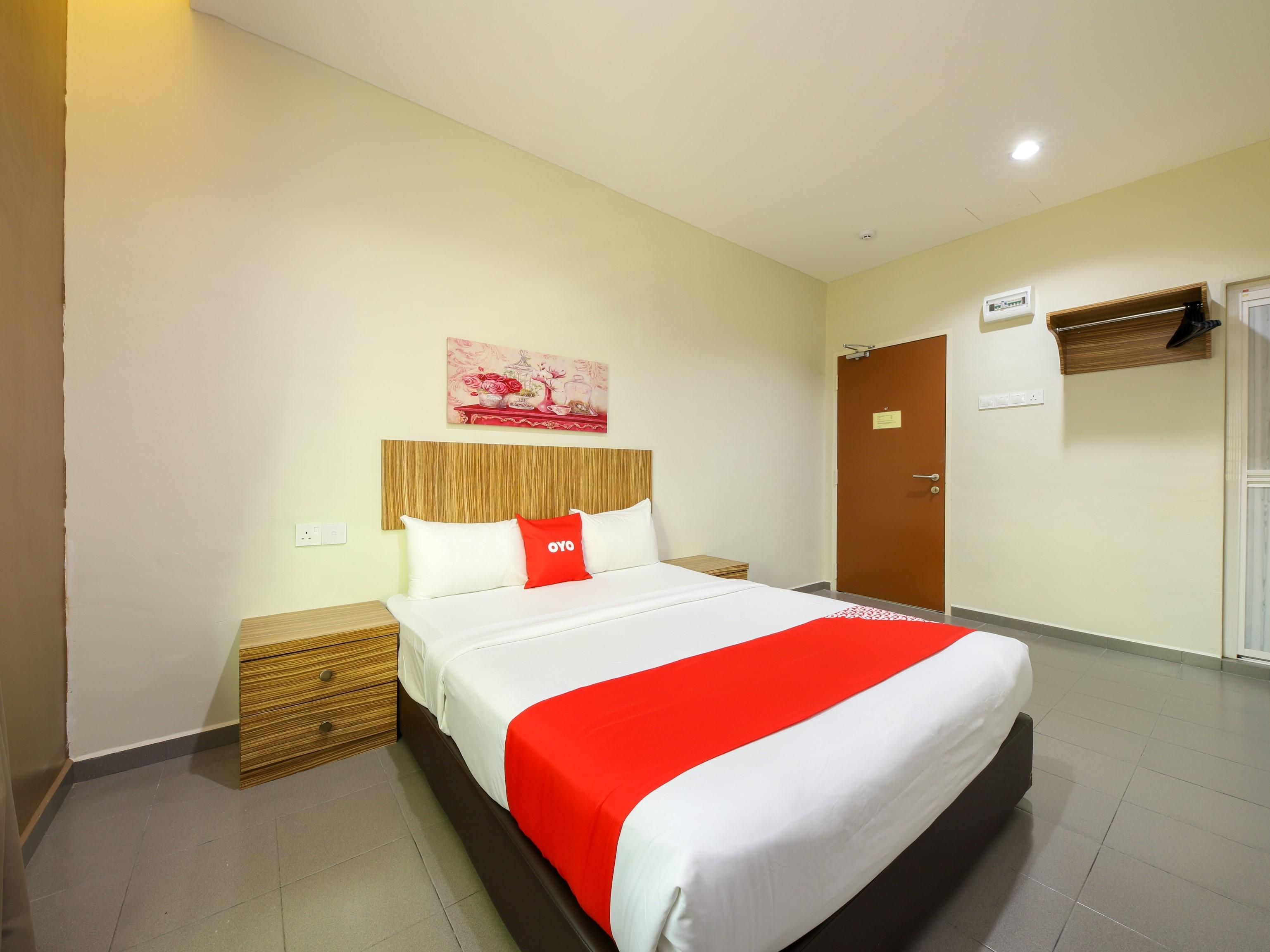 Oyo 89839 Riaz Hotel ملقا المظهر الخارجي الصورة