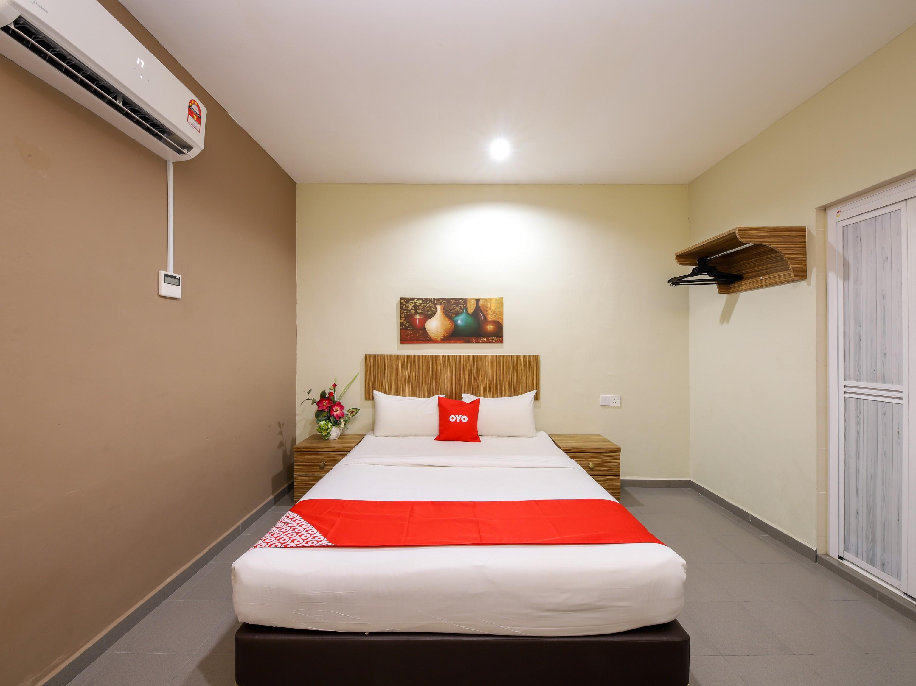 Oyo 89839 Riaz Hotel ملقا المظهر الخارجي الصورة