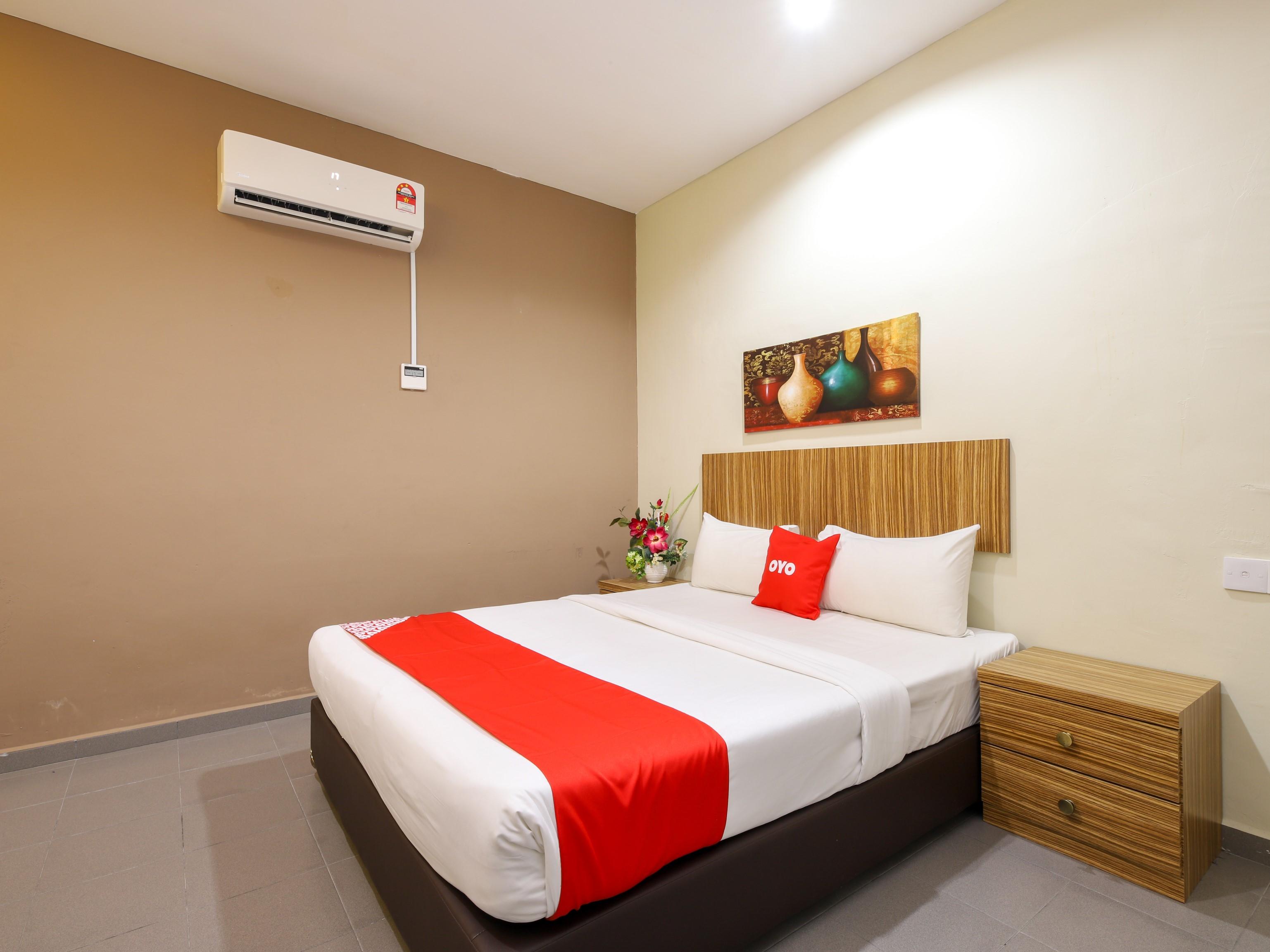 Oyo 89839 Riaz Hotel ملقا المظهر الخارجي الصورة