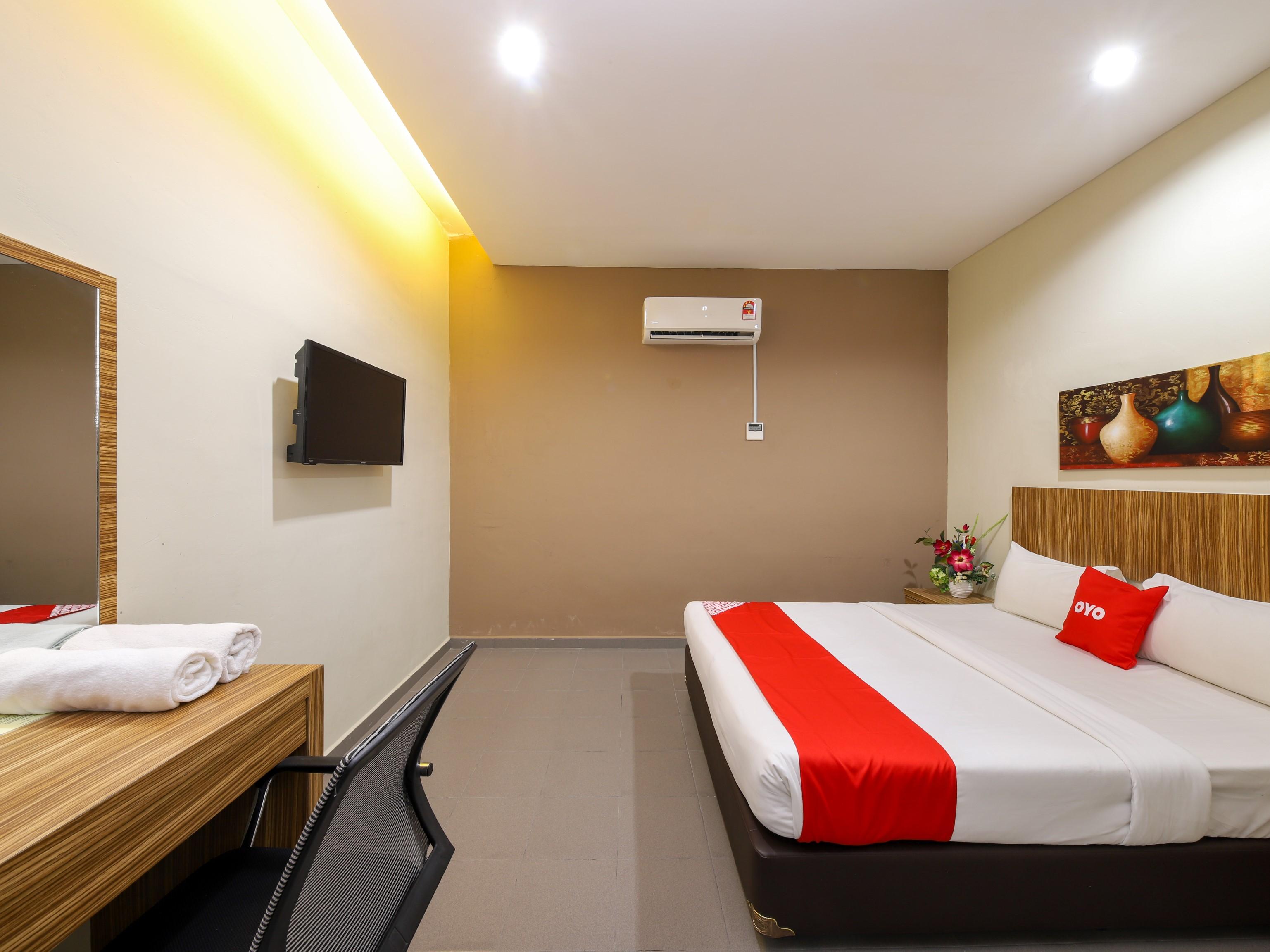 Oyo 89839 Riaz Hotel ملقا المظهر الخارجي الصورة