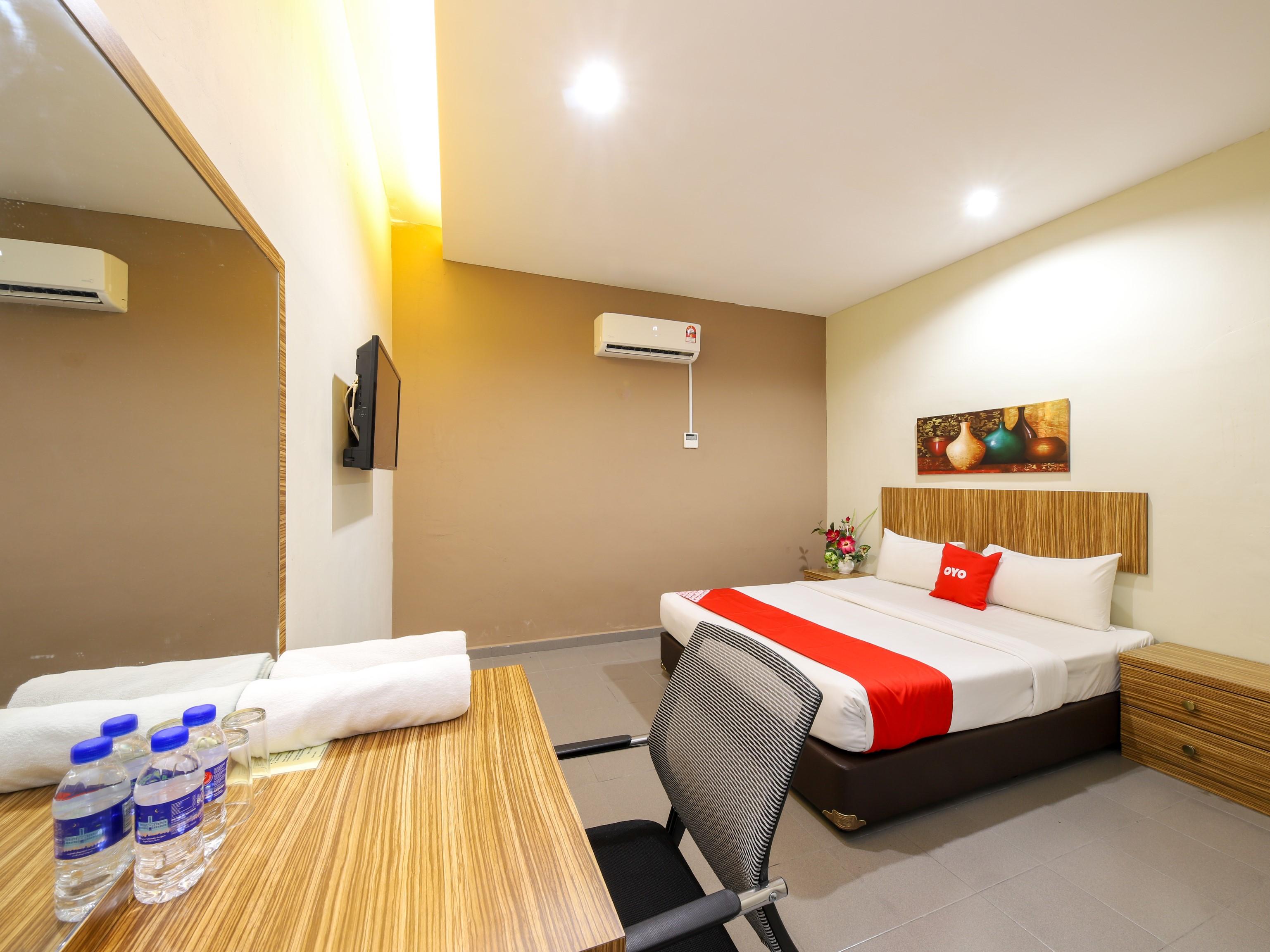 Oyo 89839 Riaz Hotel ملقا المظهر الخارجي الصورة