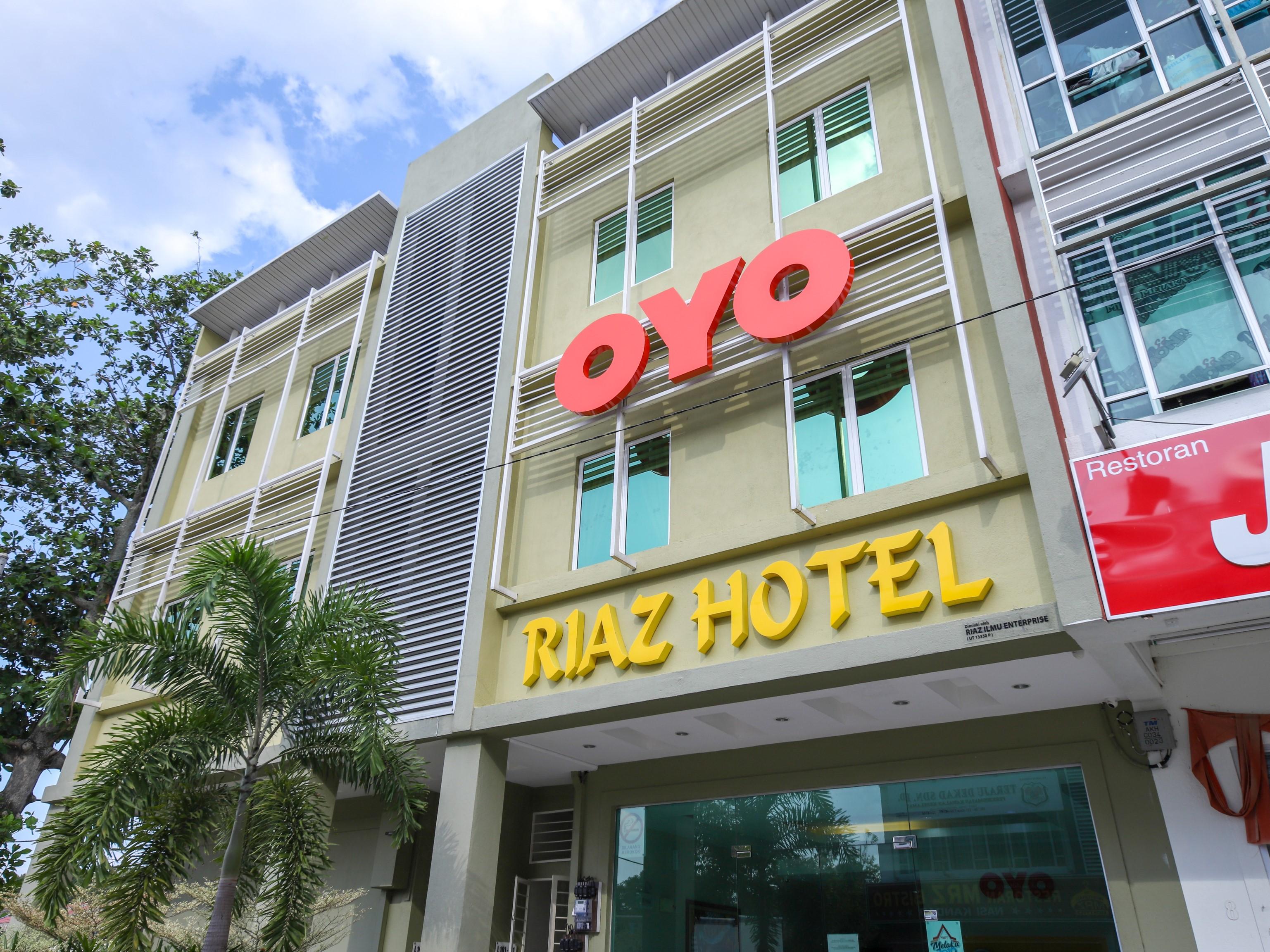 Oyo 89839 Riaz Hotel ملقا المظهر الخارجي الصورة