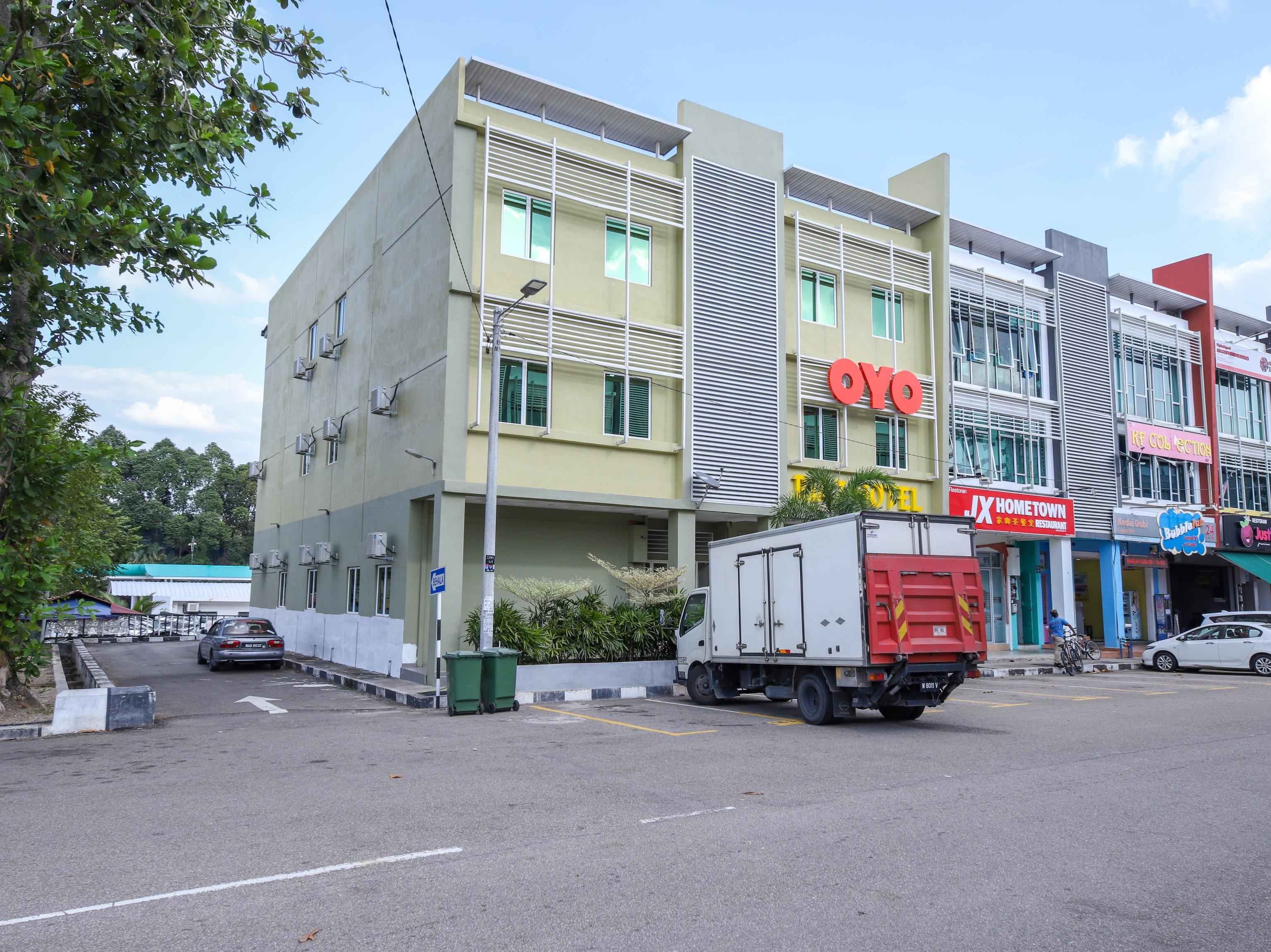 Oyo 89839 Riaz Hotel ملقا المظهر الخارجي الصورة