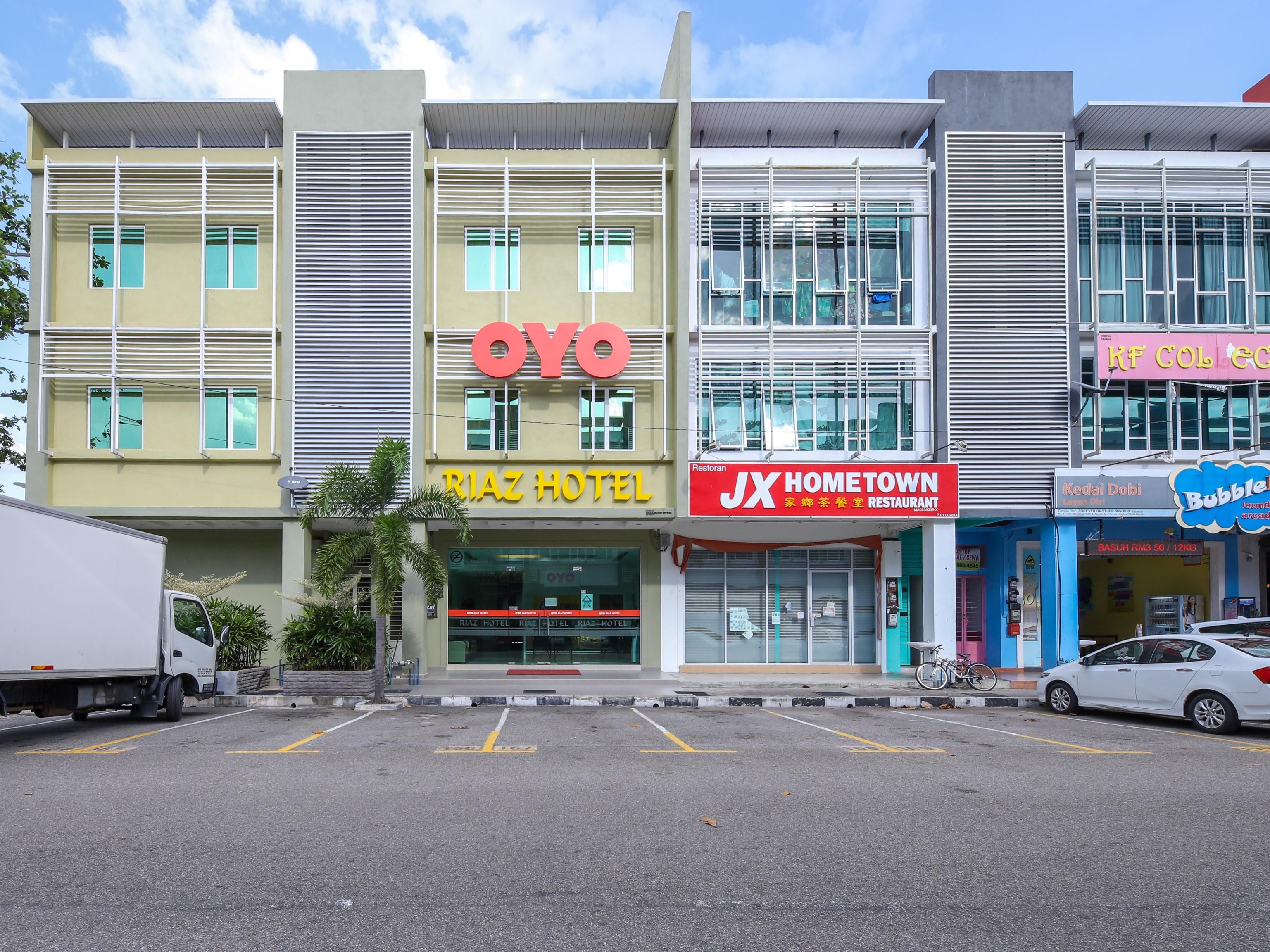 Oyo 89839 Riaz Hotel ملقا المظهر الخارجي الصورة