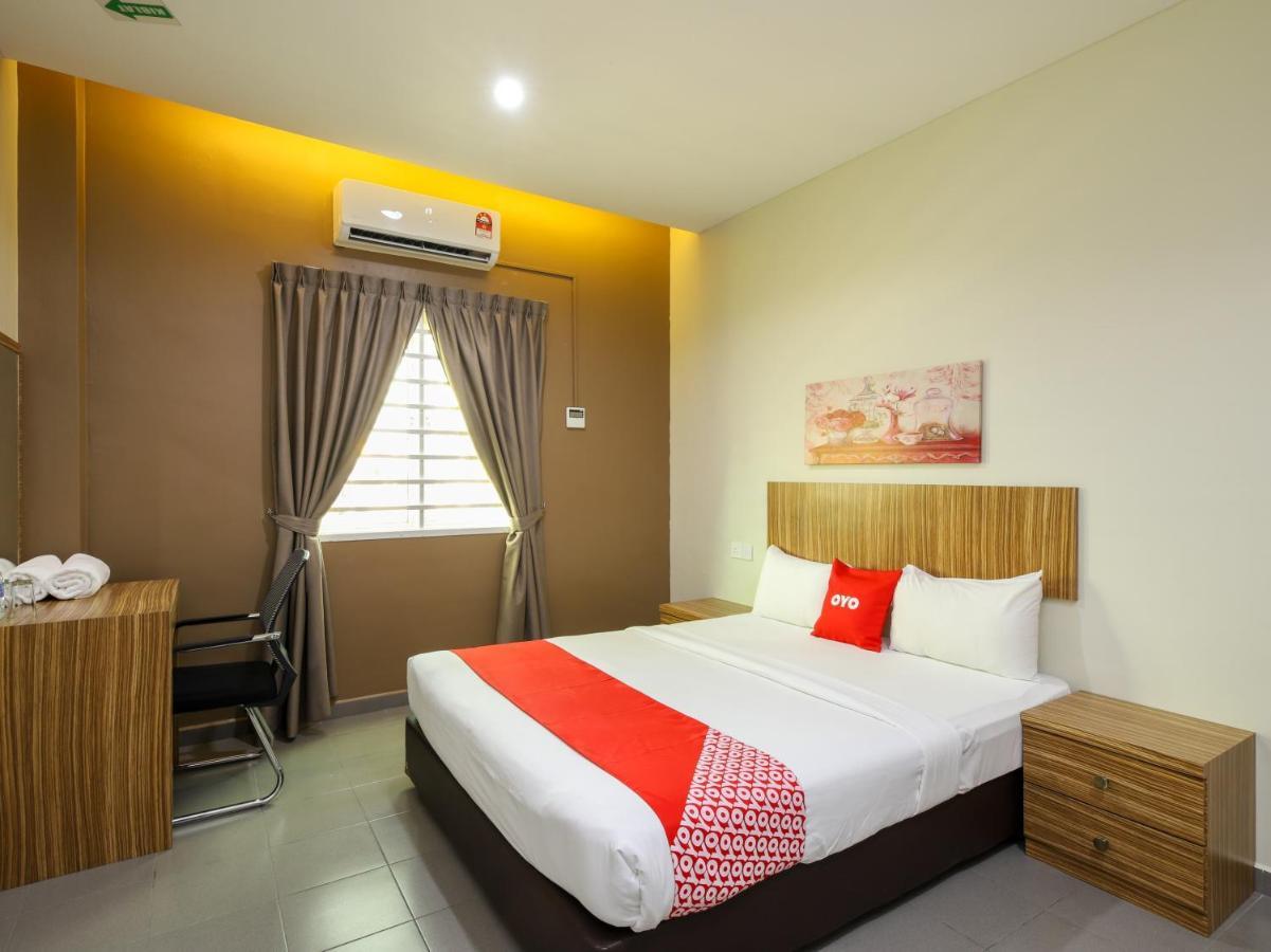 Oyo 89839 Riaz Hotel ملقا المظهر الخارجي الصورة