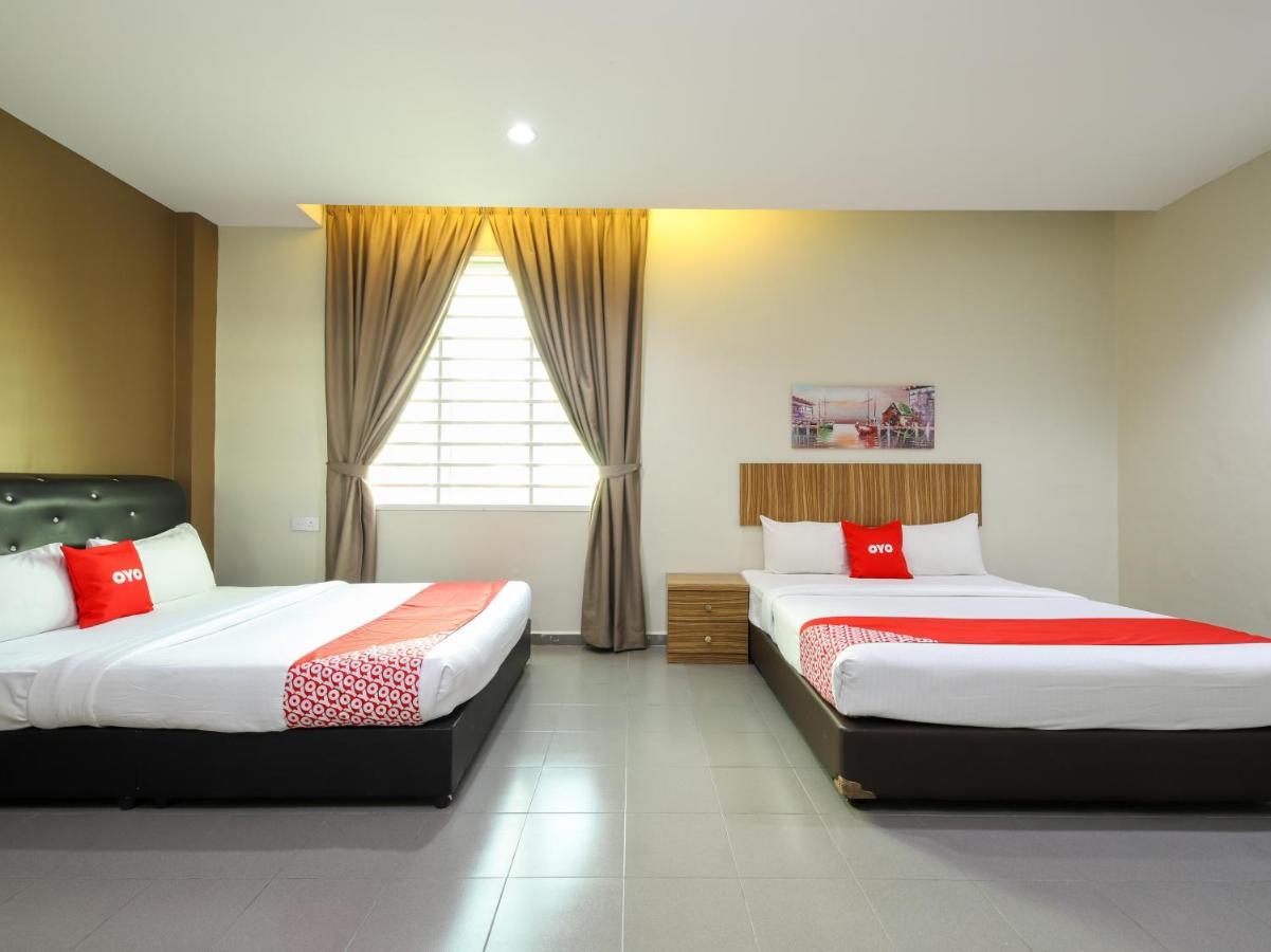 Oyo 89839 Riaz Hotel ملقا المظهر الخارجي الصورة