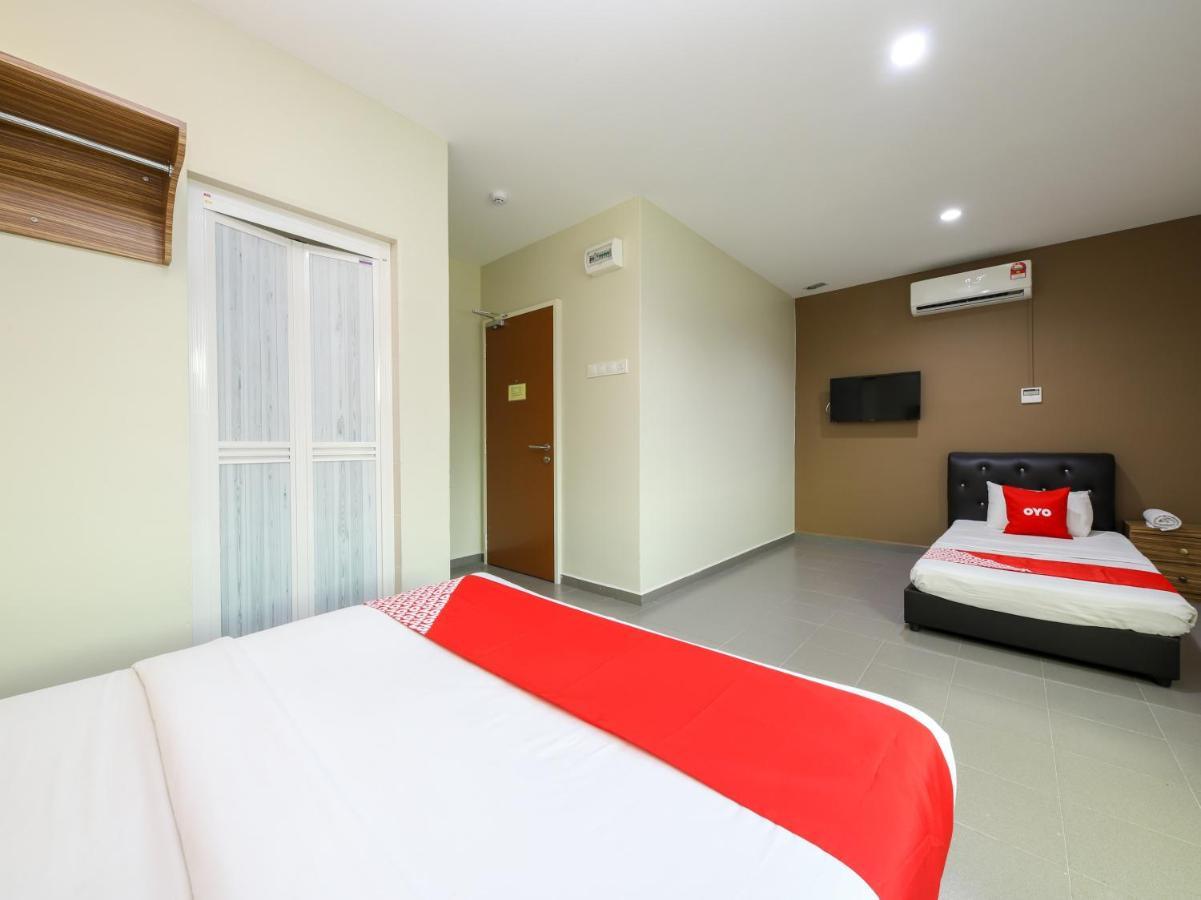 Oyo 89839 Riaz Hotel ملقا المظهر الخارجي الصورة