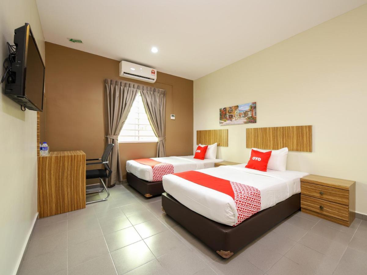 Oyo 89839 Riaz Hotel ملقا المظهر الخارجي الصورة