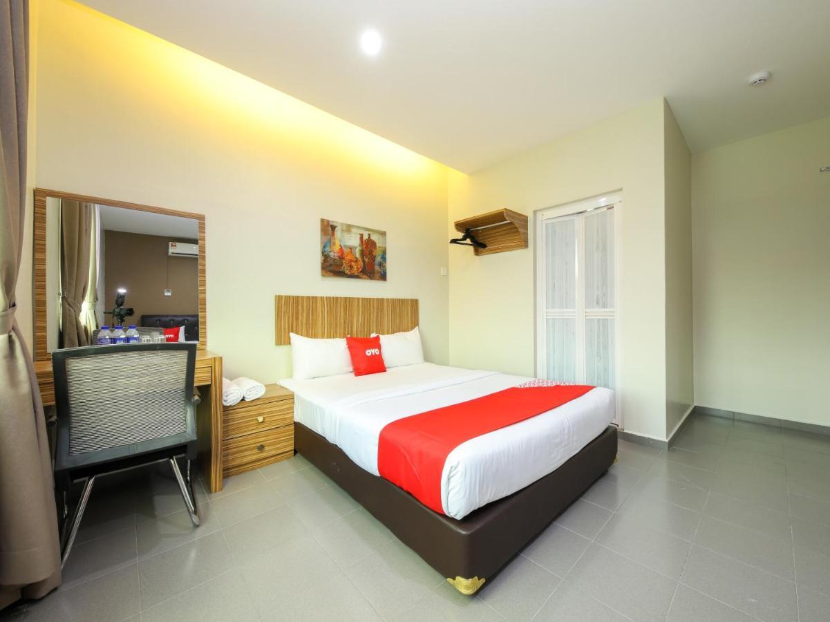 Oyo 89839 Riaz Hotel ملقا المظهر الخارجي الصورة