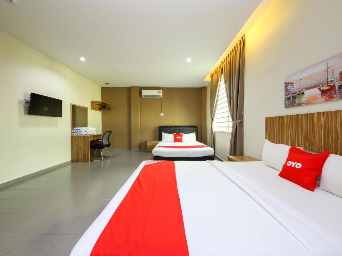 Oyo 89839 Riaz Hotel ملقا المظهر الخارجي الصورة