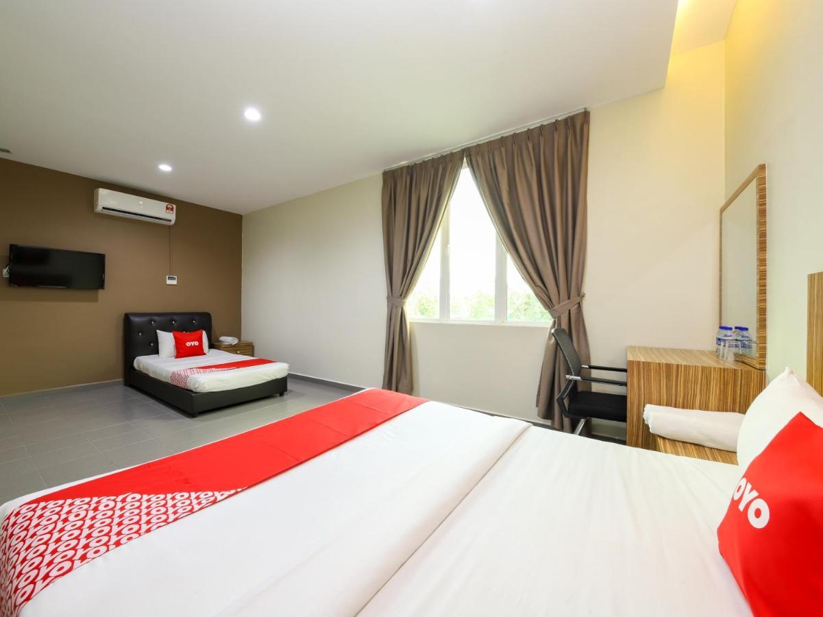 Oyo 89839 Riaz Hotel ملقا المظهر الخارجي الصورة