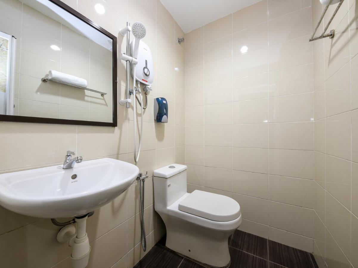 Oyo 89839 Riaz Hotel ملقا المظهر الخارجي الصورة